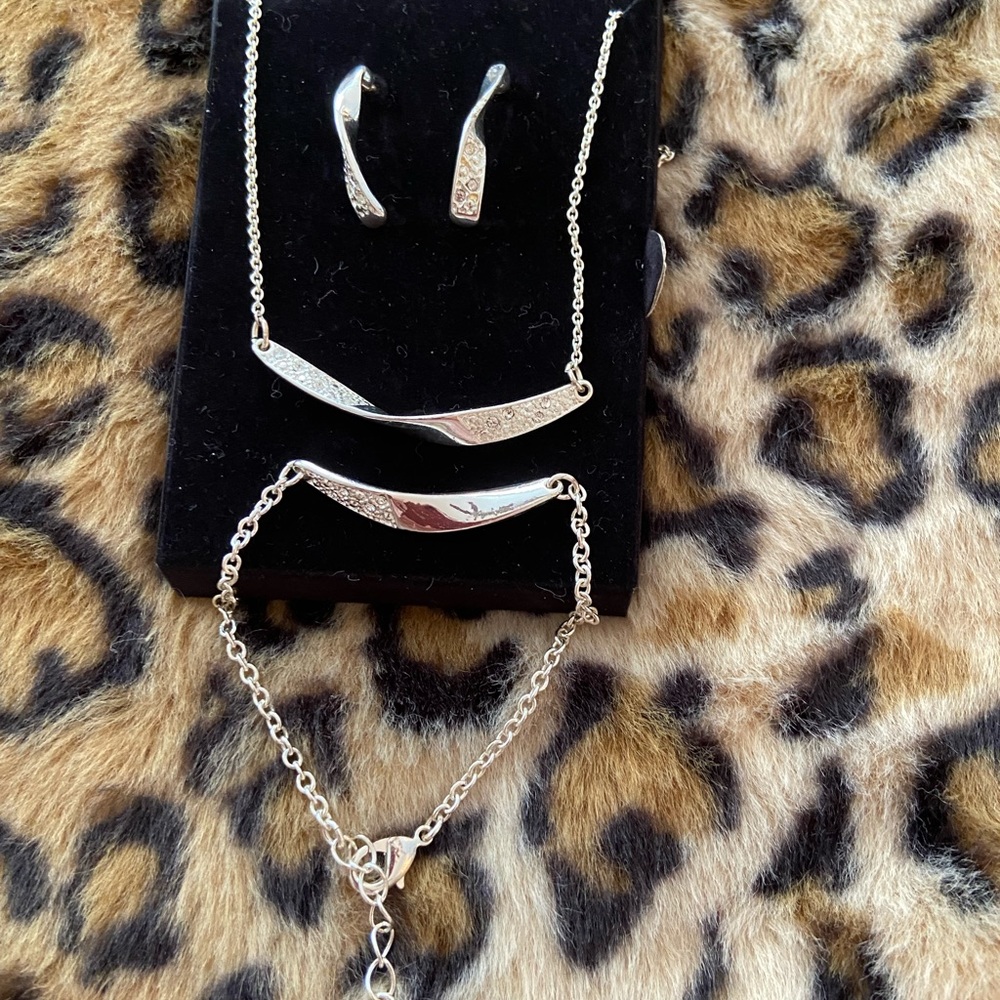 SILVER WITH RHINESTONES NECKLACE SET